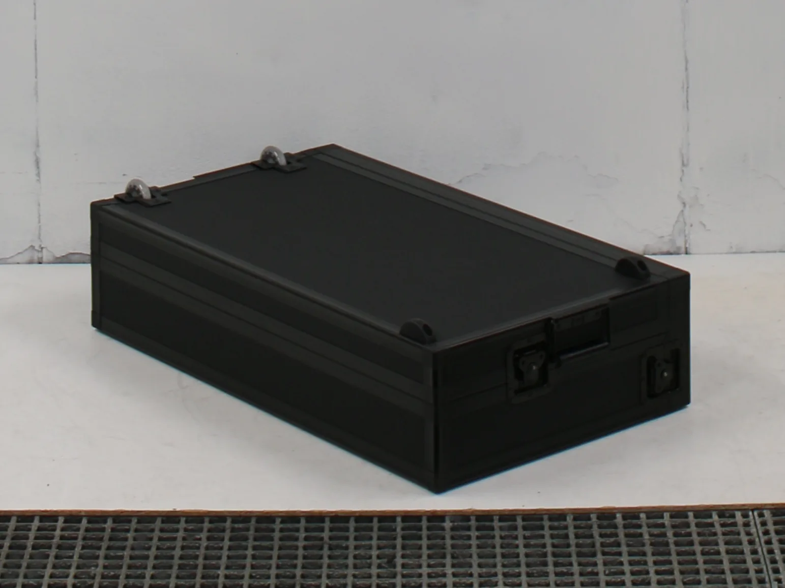 Custom Case in ALL BLACK mit schwarzen Profilen und Beschlägen