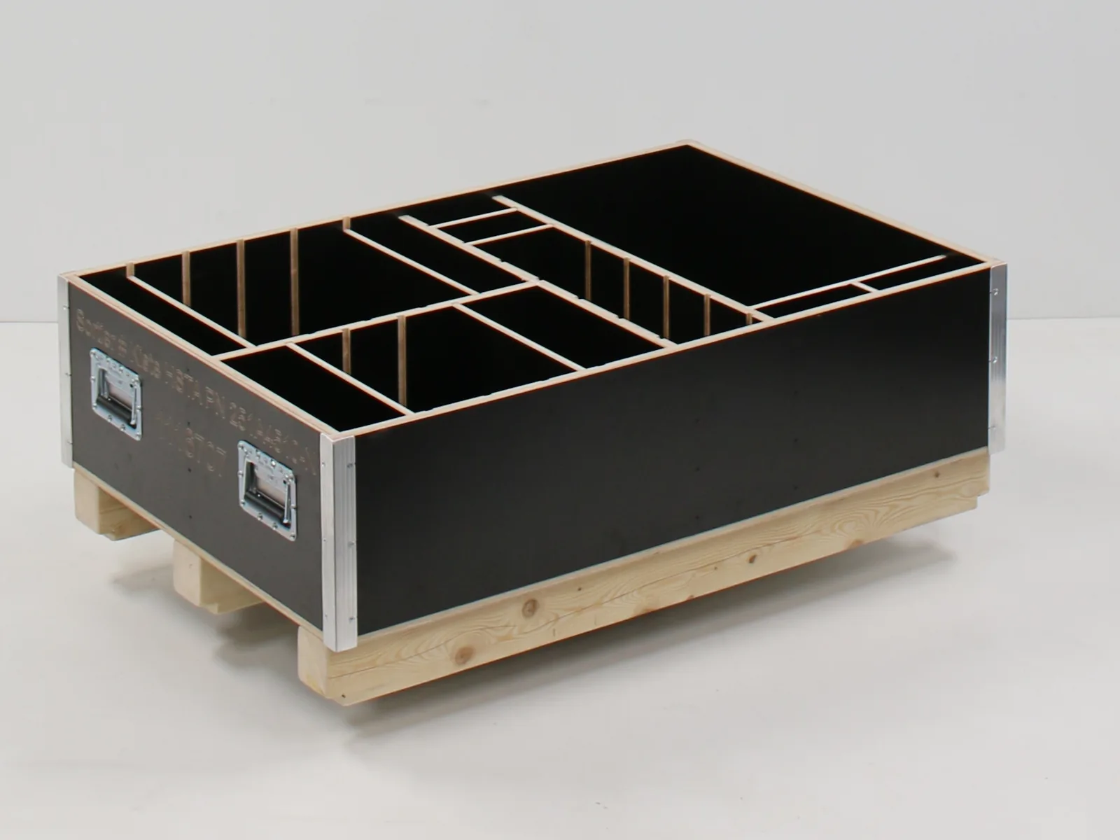Transportkiste Heavy Duty aus schwarzem Multiplex mit Fächern, auf Holzpalette