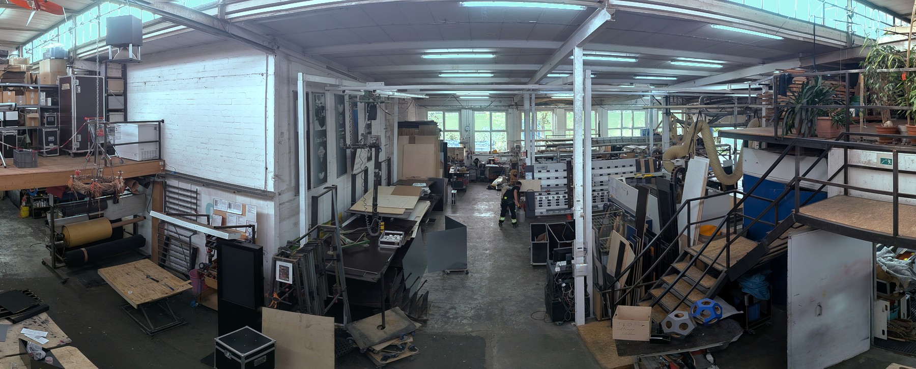 Blick in die Werkstatt von don't panic in Hamburg-Bergedorf mit Maschinen, Materiallager und Arbeitsplätzen
